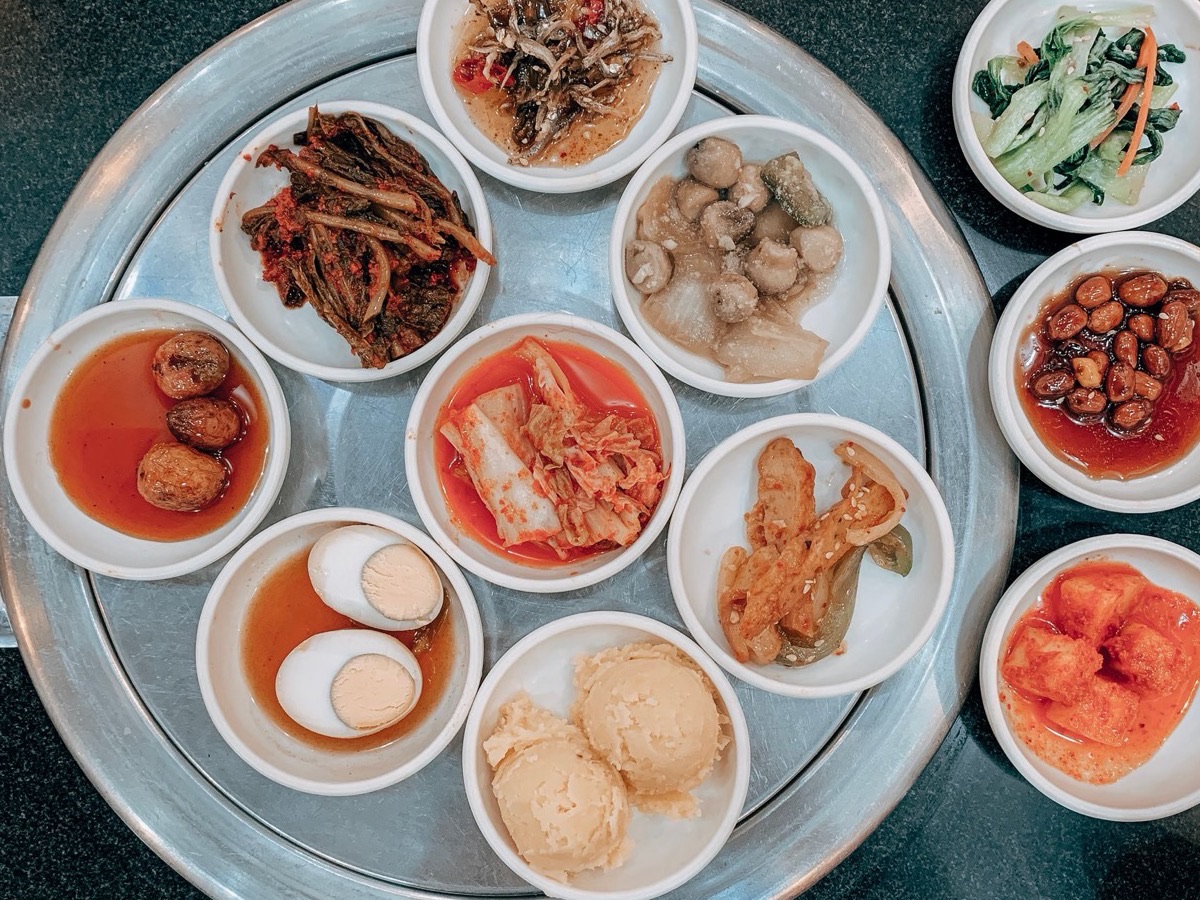 여러 종류의 한식 반찬으로 구성한 균형 식단